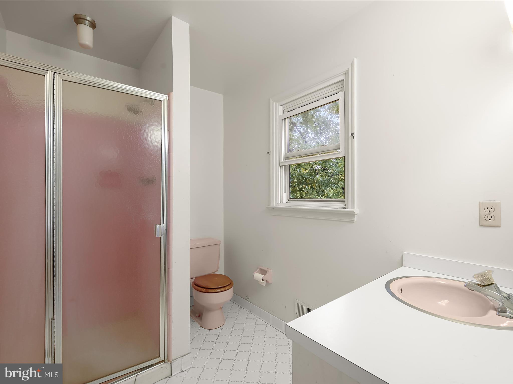 5812 Meadow Drive Frederick, MD 21702 - Photo 21 of 36 Primary En-Suite Full Bath
