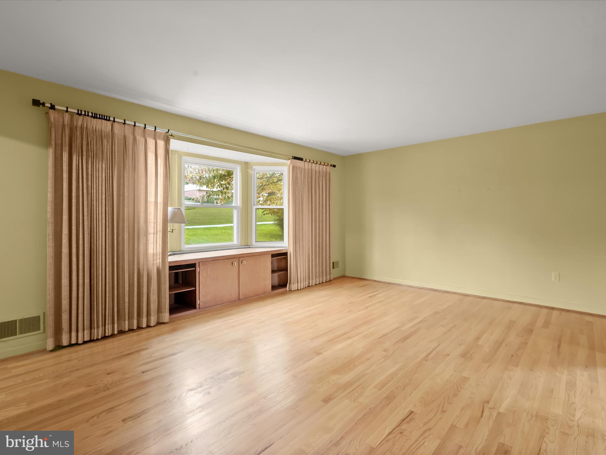 5812 Meadow Drive Frederick, MD 21702 - Photo 5 of 36 Living Room - Hardwood Floors