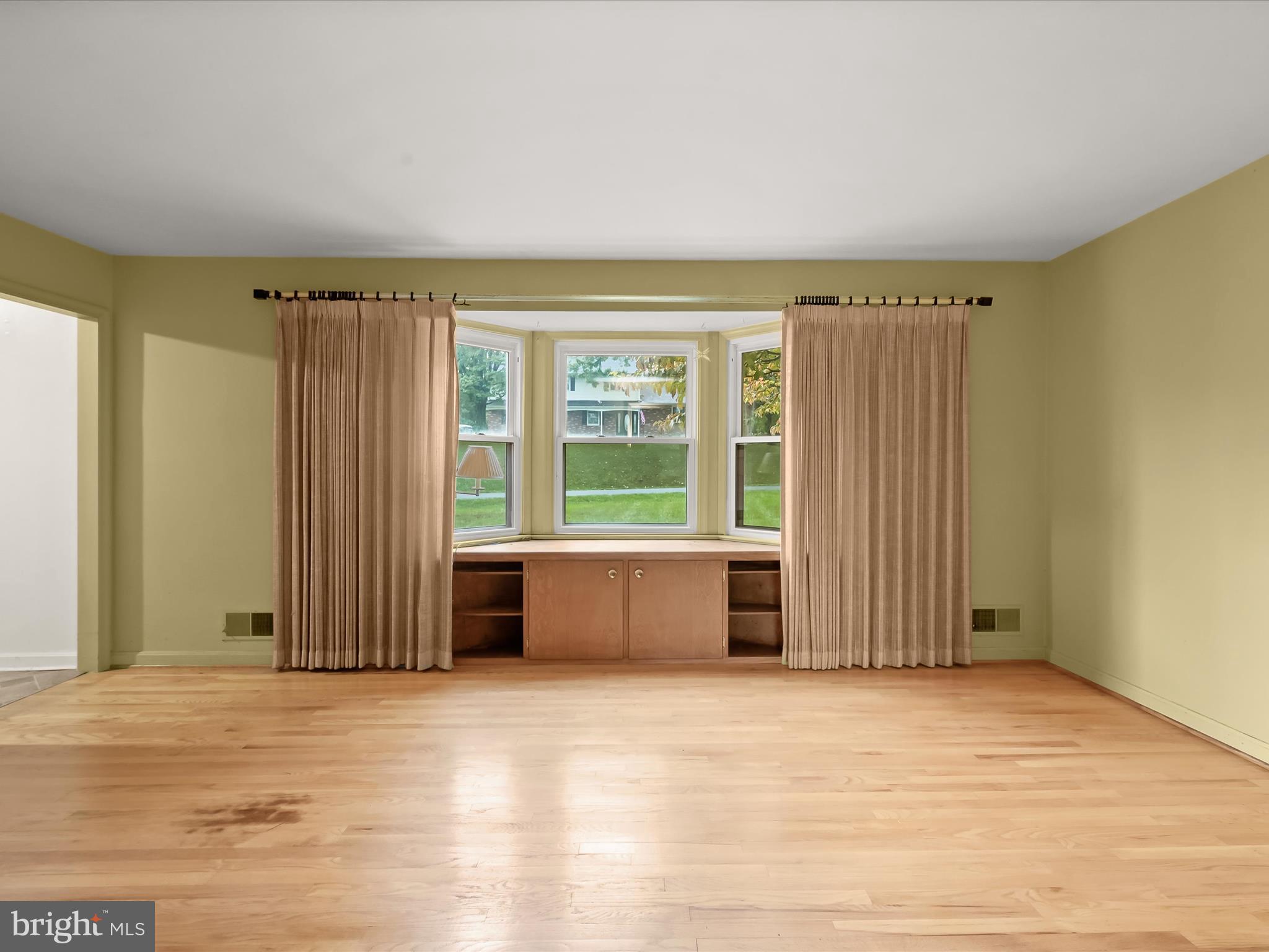 5812 Meadow Drive Frederick, MD 21702 - Photo 6 of 36 Living Room - Hardwood Floors