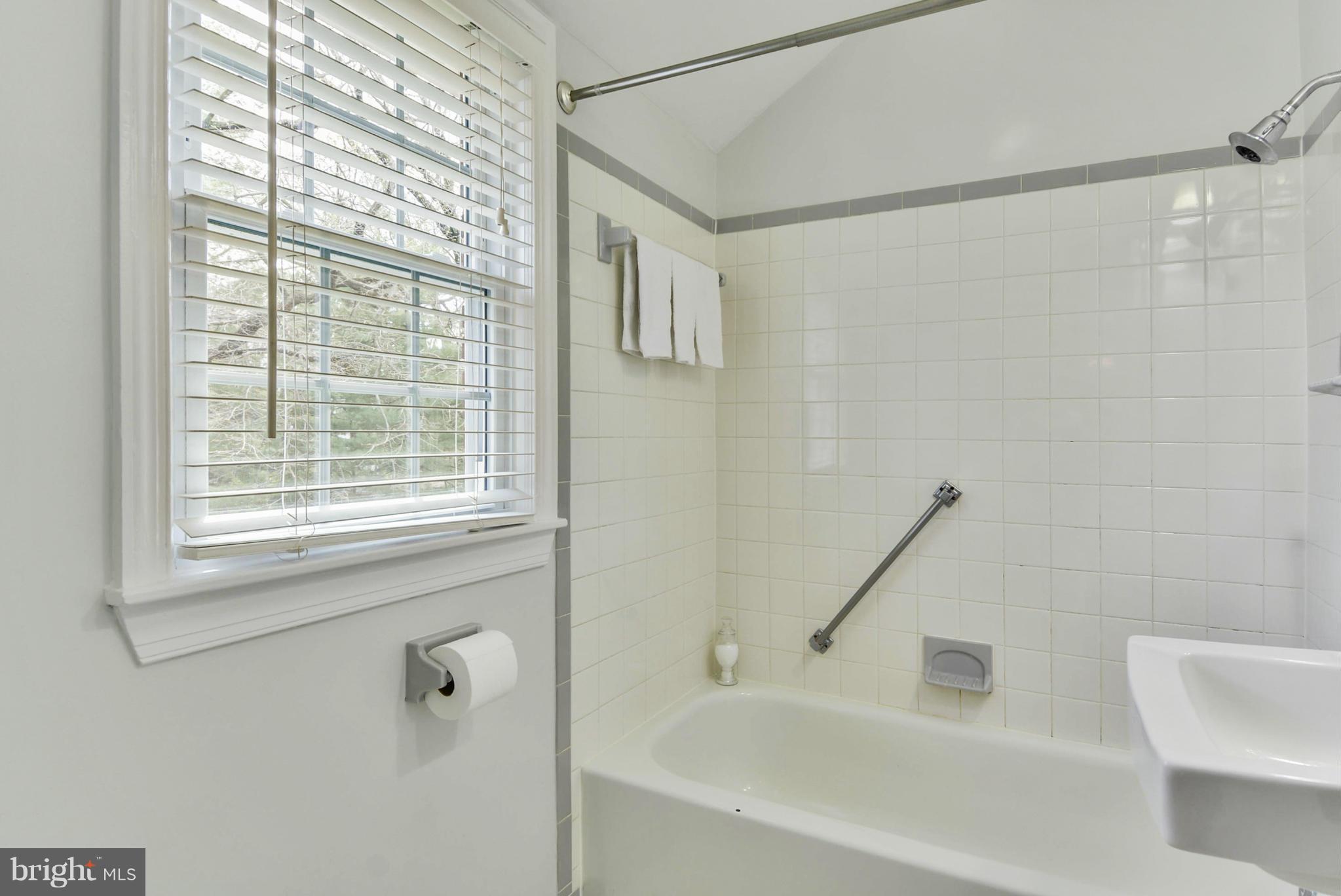 306 St Lawrence Drive Silver Spring, MD 20901 - Photo 20 of 28 Bath