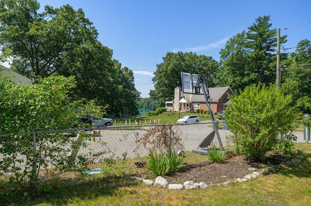 99 Lakevilla Avenue Springfield, MA 01109 - Photo 31 of 34