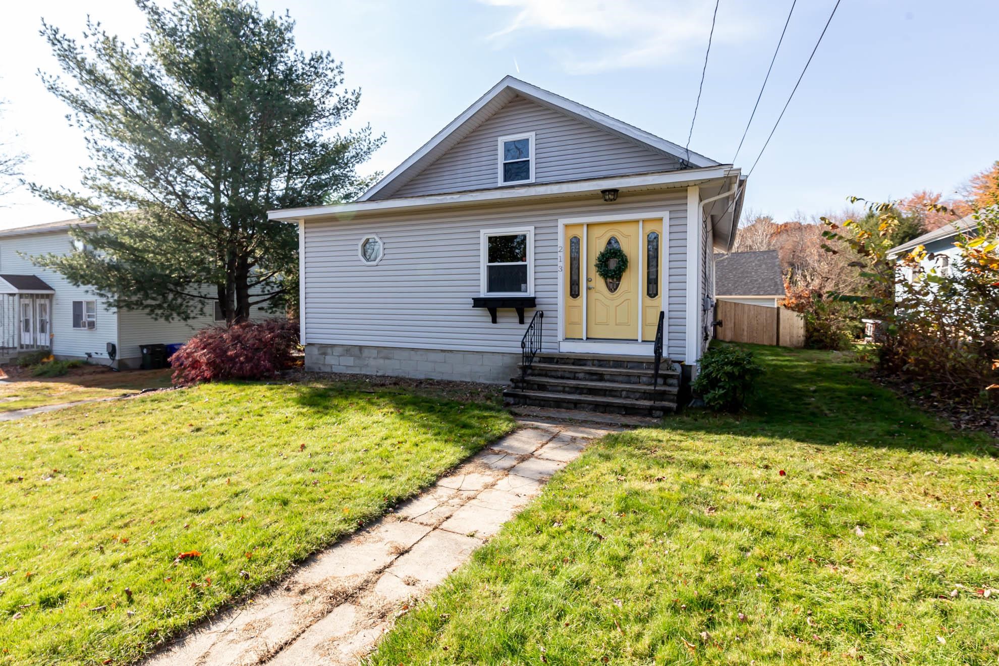 213 South Mammoth Road Manchester, NH 03109 - Photo 3 of 37
