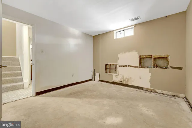 a view of livingroom with furniture