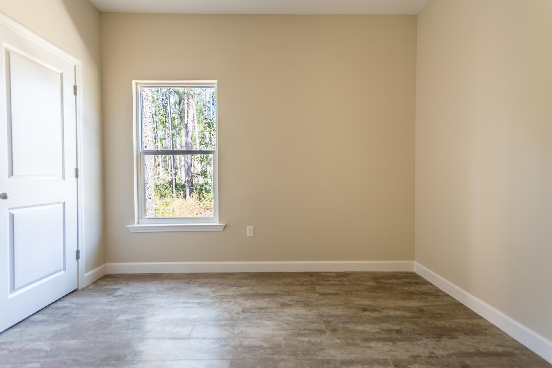 343 Indian Woman Road Santa Rosa Beach, FL 32459 - Photo 6 of 21 an empty room with a window