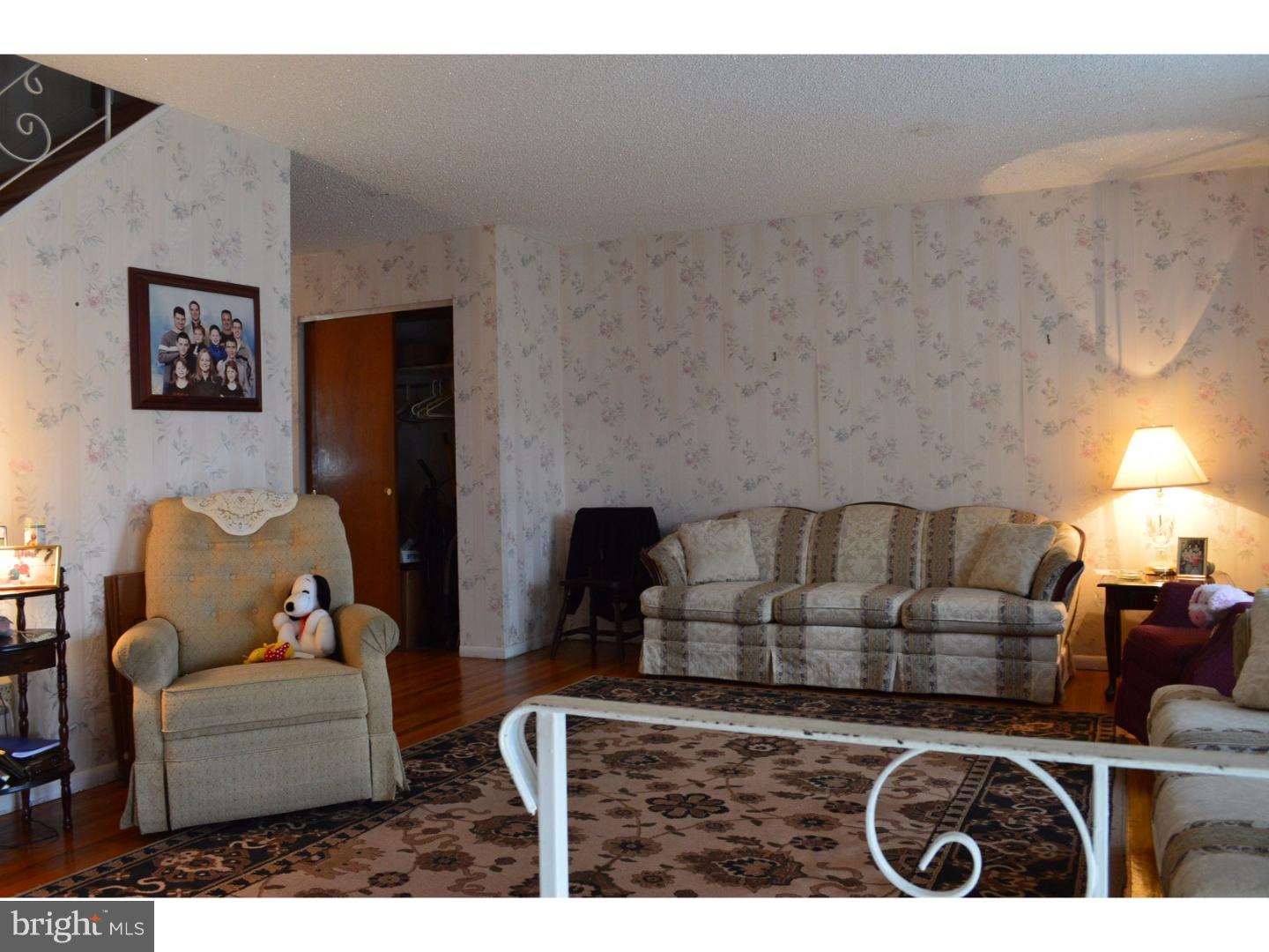 10940 East Keswick Road Philadelphia, PA 19154 - Photo 6 of 16 Living Room