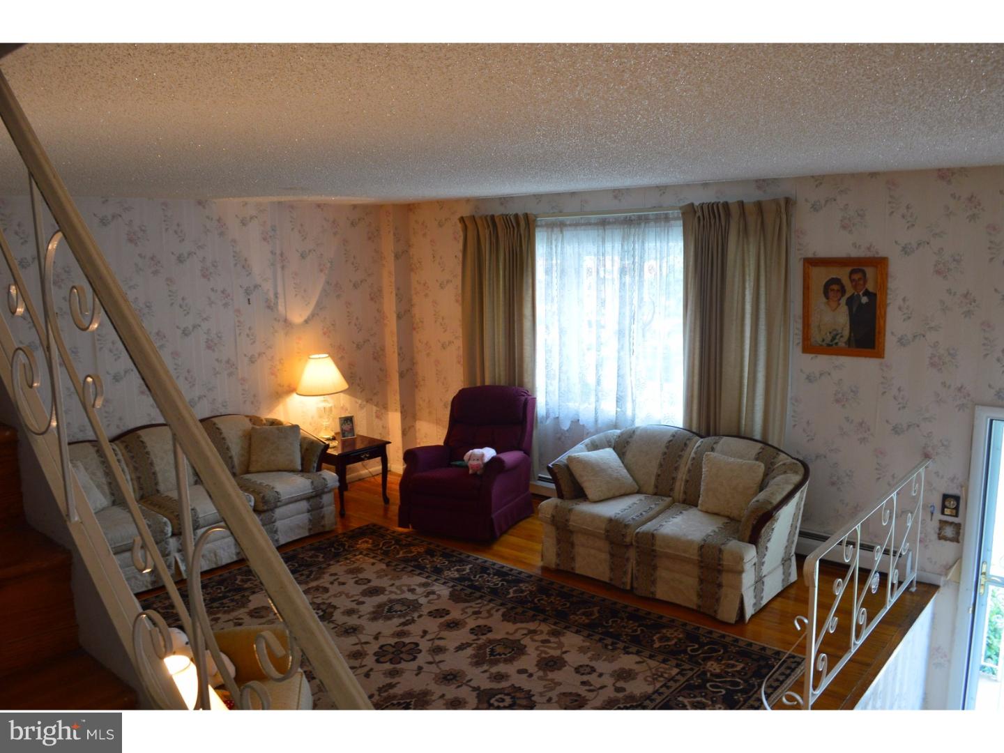 10940 East Keswick Road Philadelphia, PA 19154 - Photo 7 of 16 Living Room