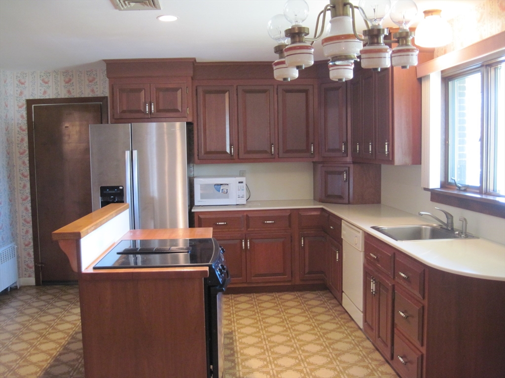 324 Hillside Road North Andover, MA 01845 - Photo 4 of 18