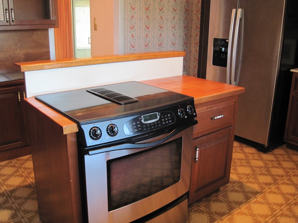 324 Hillside Road North Andover, MA 01845 - Photo 8 of 18