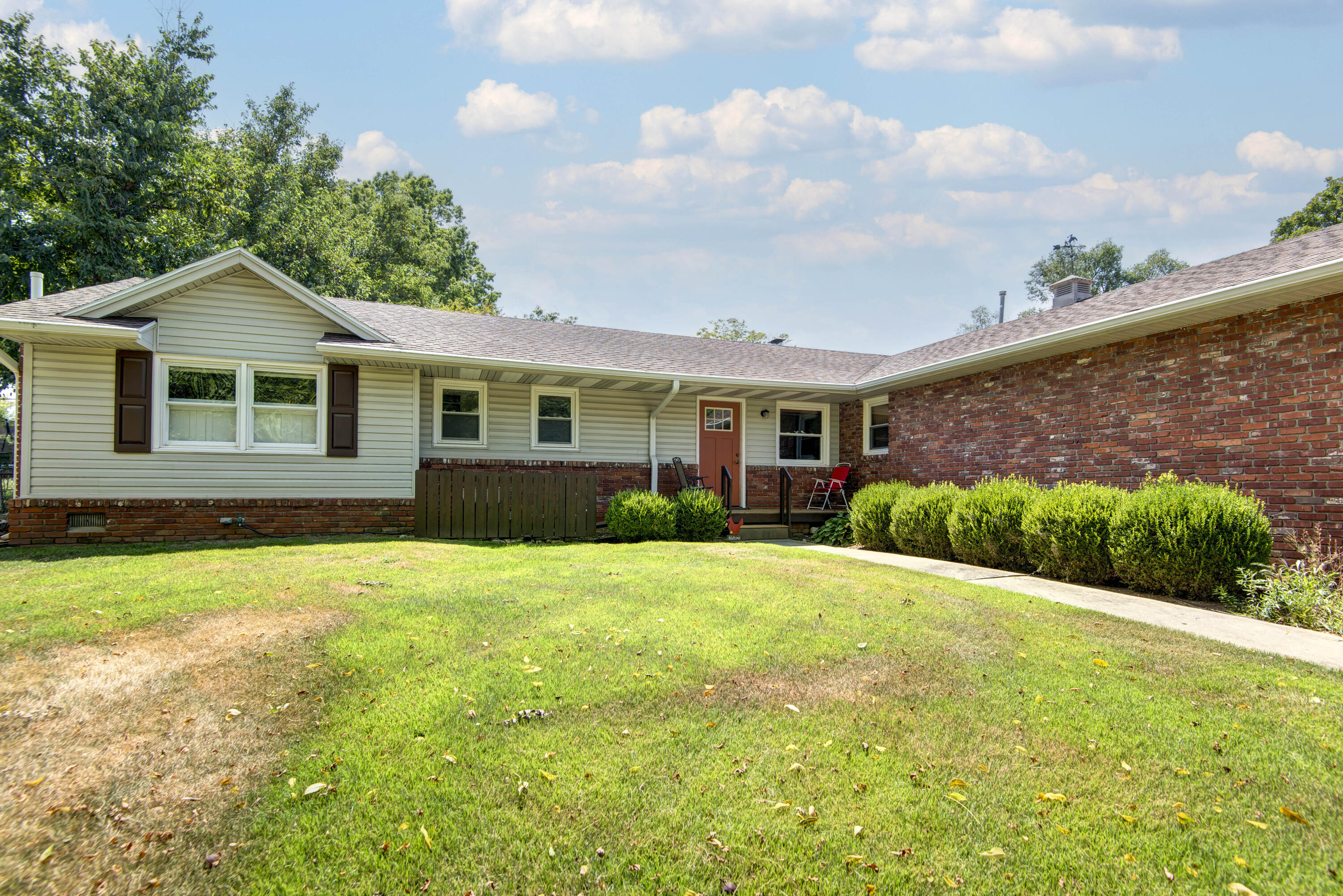 1842 East Sunset Street Springfield, MO 65804 - Photo 2 of 29 Sunset (4)