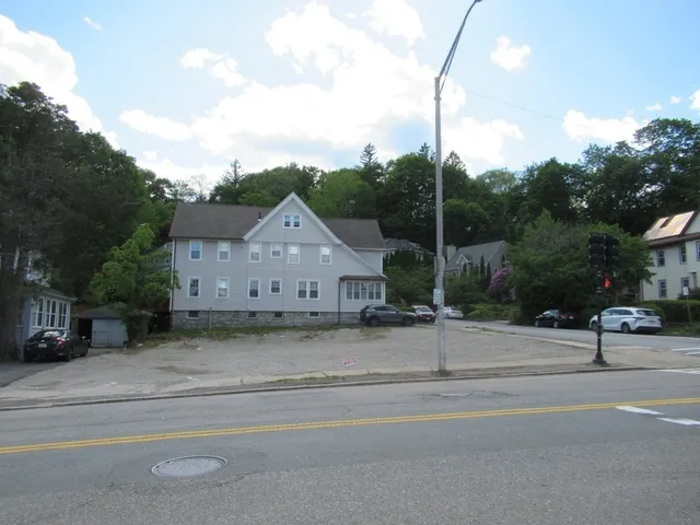 $225,000 | 806 Pleasant Street, Worcester, MA 01602