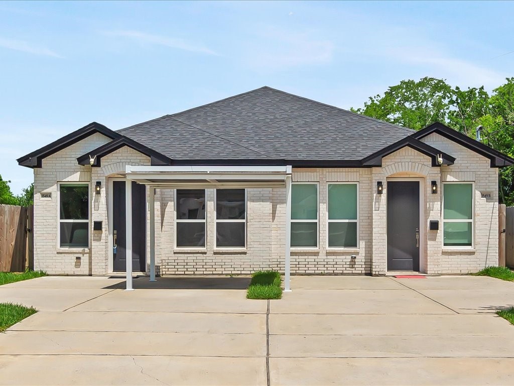 3549 Amos Street Houston, TX 77021 - Photo 3 of 25 front view of a house with a yard