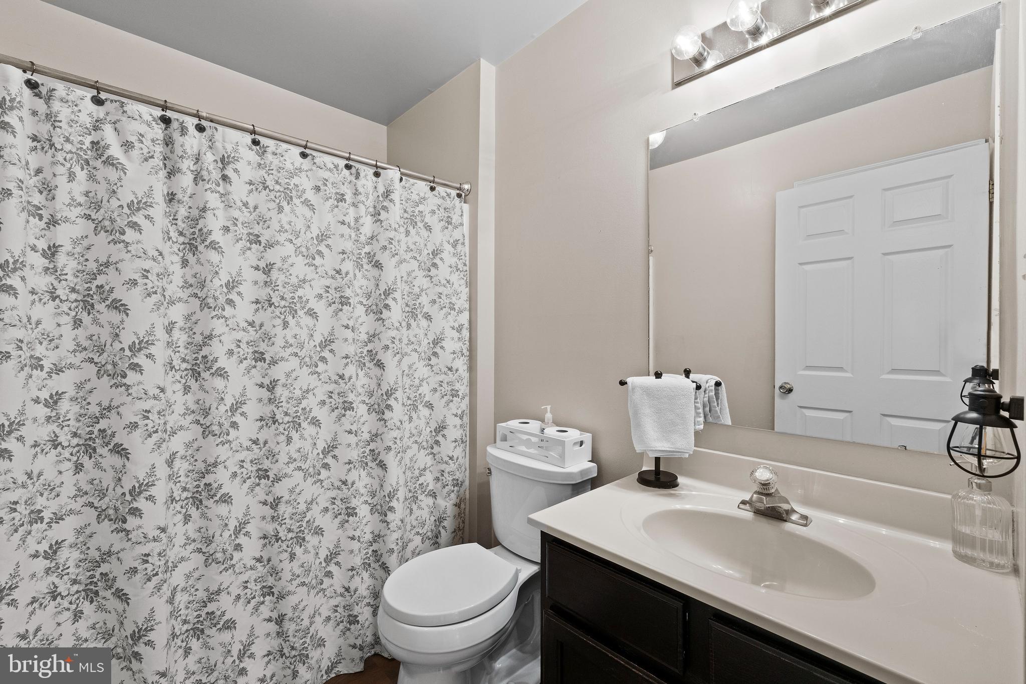2532 Brooke Road Pennsburg, PA 18073 - Photo 32 of 59 Full hall bath