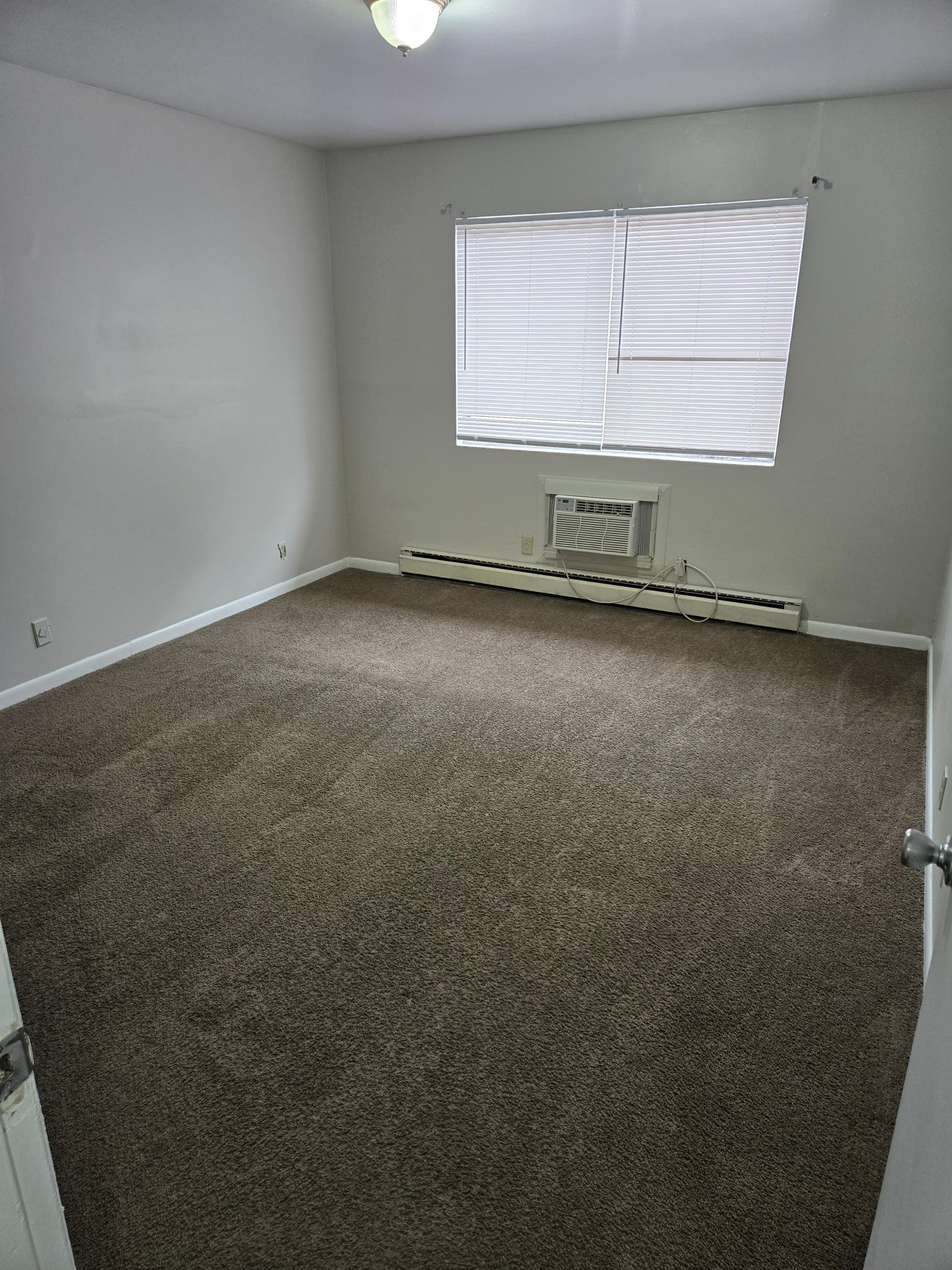 550 Harding Place, Unit F120 Nashville, TN 37211 - Photo 4 of 7 an empty room with a window