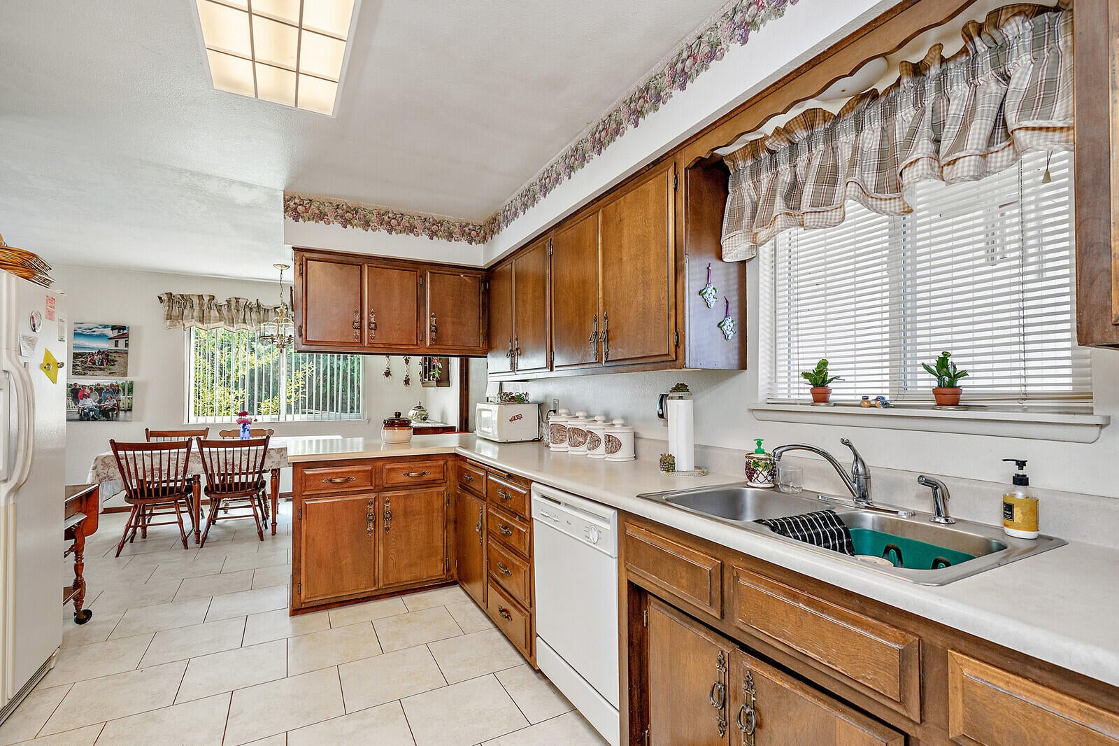 727 Oak Grove Road Medford, OR 97501 - Photo 15 of 43 15-Kitchen