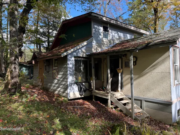 a view of a small house with roof yard