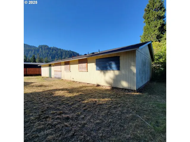 a view of a backyard