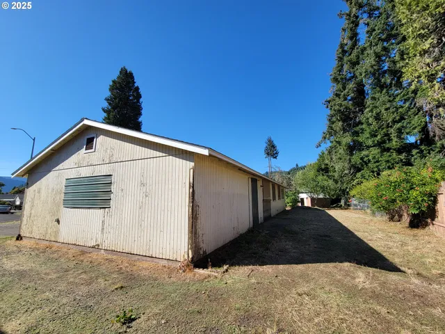 a view of backyard of house