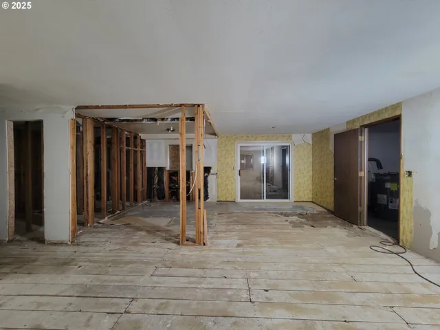 a view of a big room with closet and a bathroom