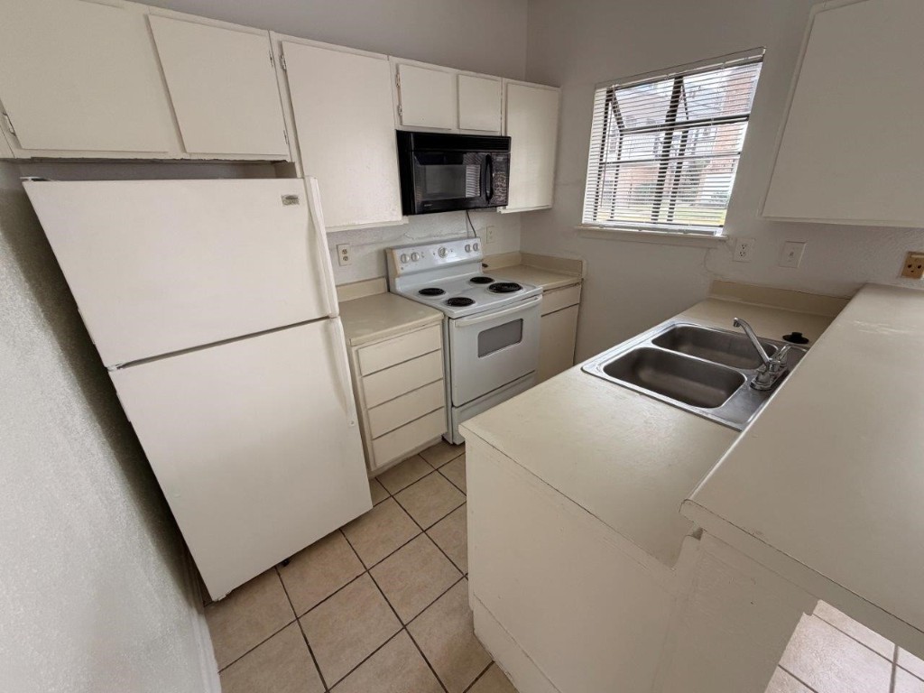 7901 Cambridge Street, Unit 25 Houston, TX 77054 - Photo 4 of 18 a utility room with dryer and washer