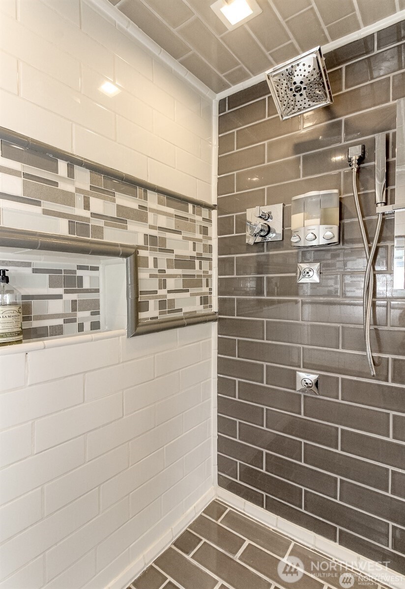 609 Hill Road Aberdeen, WA 98520 - Photo 18 of 38 a bathroom with washing machine and shower