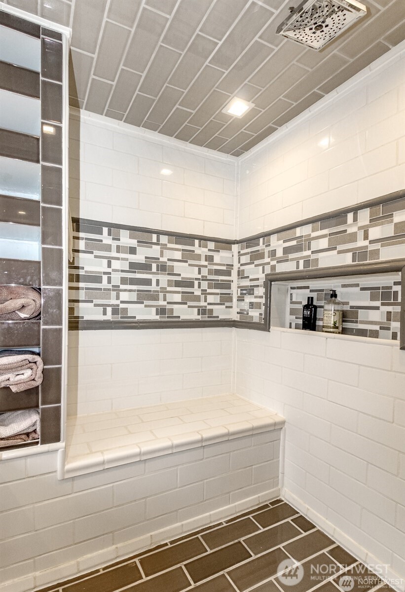 609 Hill Road Aberdeen, WA 98520 - Photo 19 of 38 a view of kitchen with microwave and cabinets