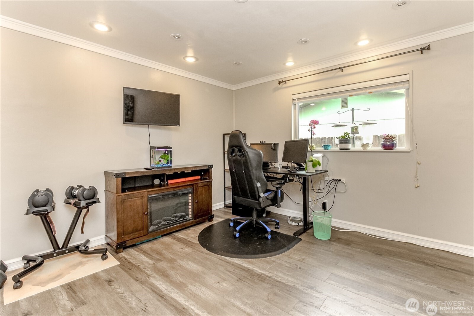 609 Hill Road Aberdeen, WA 98520 - Photo 20 of 38 a view of a workspace with furniture and a window