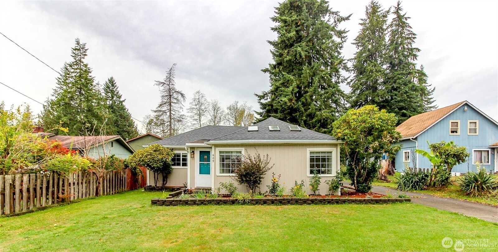 609 Hill Road Aberdeen, WA 98520 - Photo 2 of 38 a front view of a house with a garden and yard