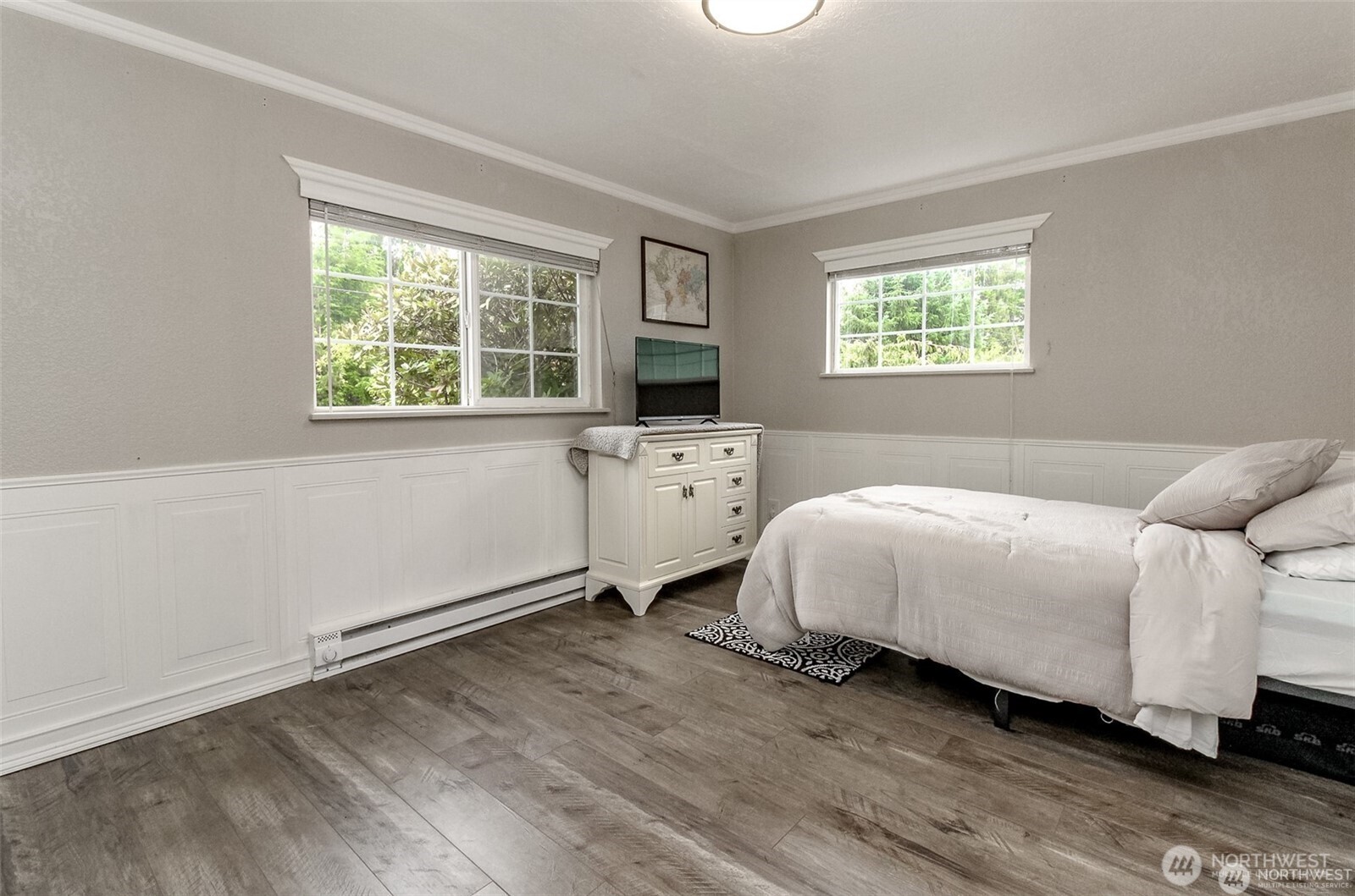 609 Hill Road Aberdeen, WA 98520 - Photo 22 of 38 a bedroom with a bed and a window
