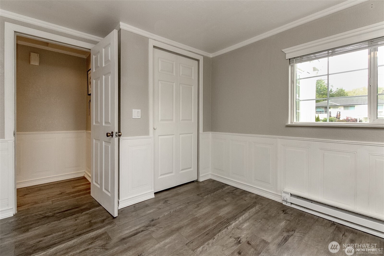 609 Hill Road Aberdeen, WA 98520 - Photo 23 of 38 an empty room with wooden floor and a window
