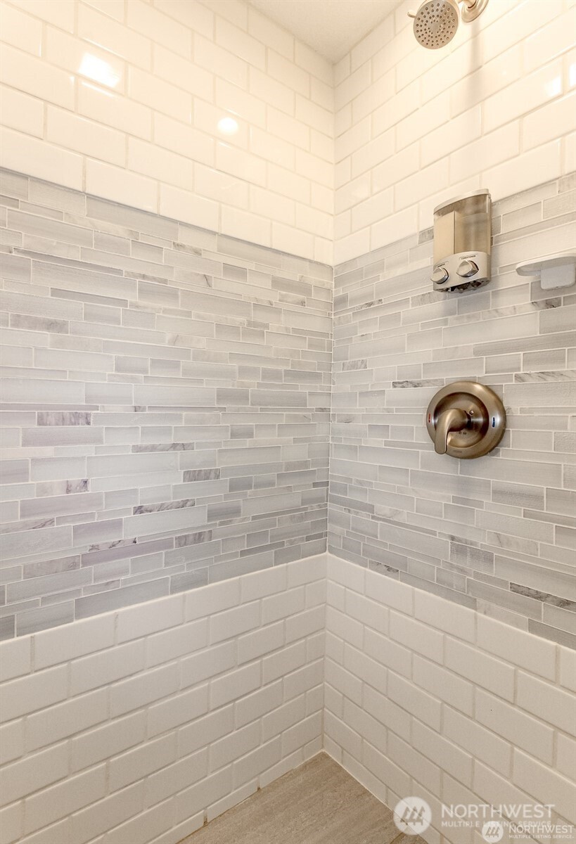 609 Hill Road Aberdeen, WA 98520 - Photo 25 of 38 a bathroom with a shower