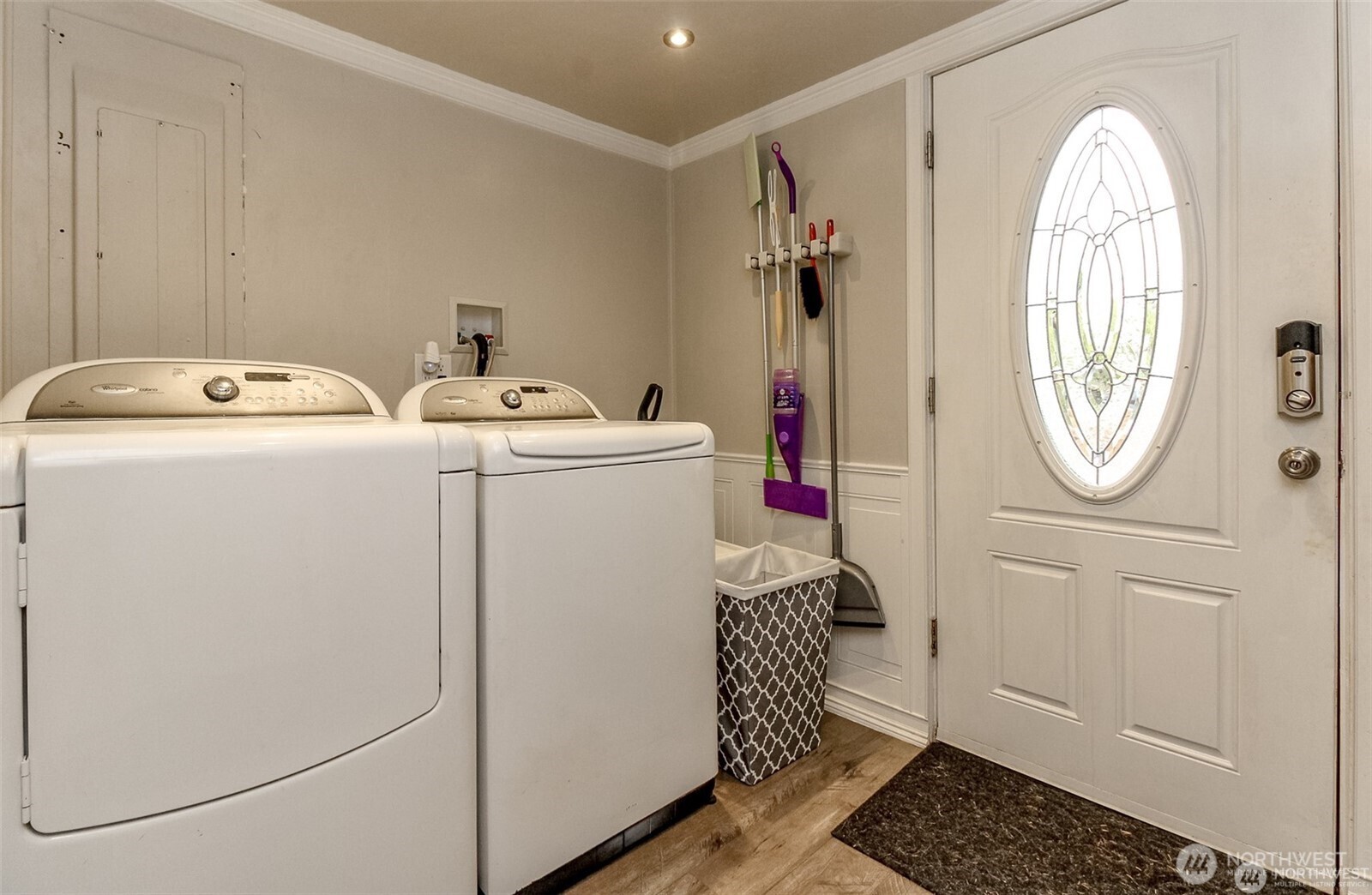 609 Hill Road Aberdeen, WA 98520 - Photo 26 of 38 a utility room with dryer and washer