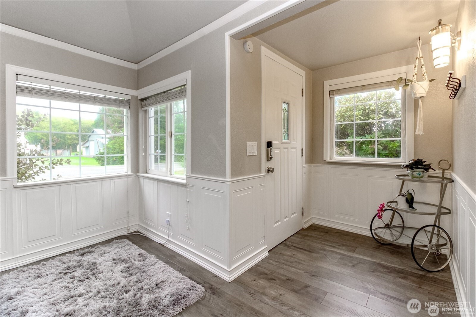 609 Hill Road Aberdeen, WA 98520 - Photo 3 of 38 a view of a livingroom with wooden floor and a window