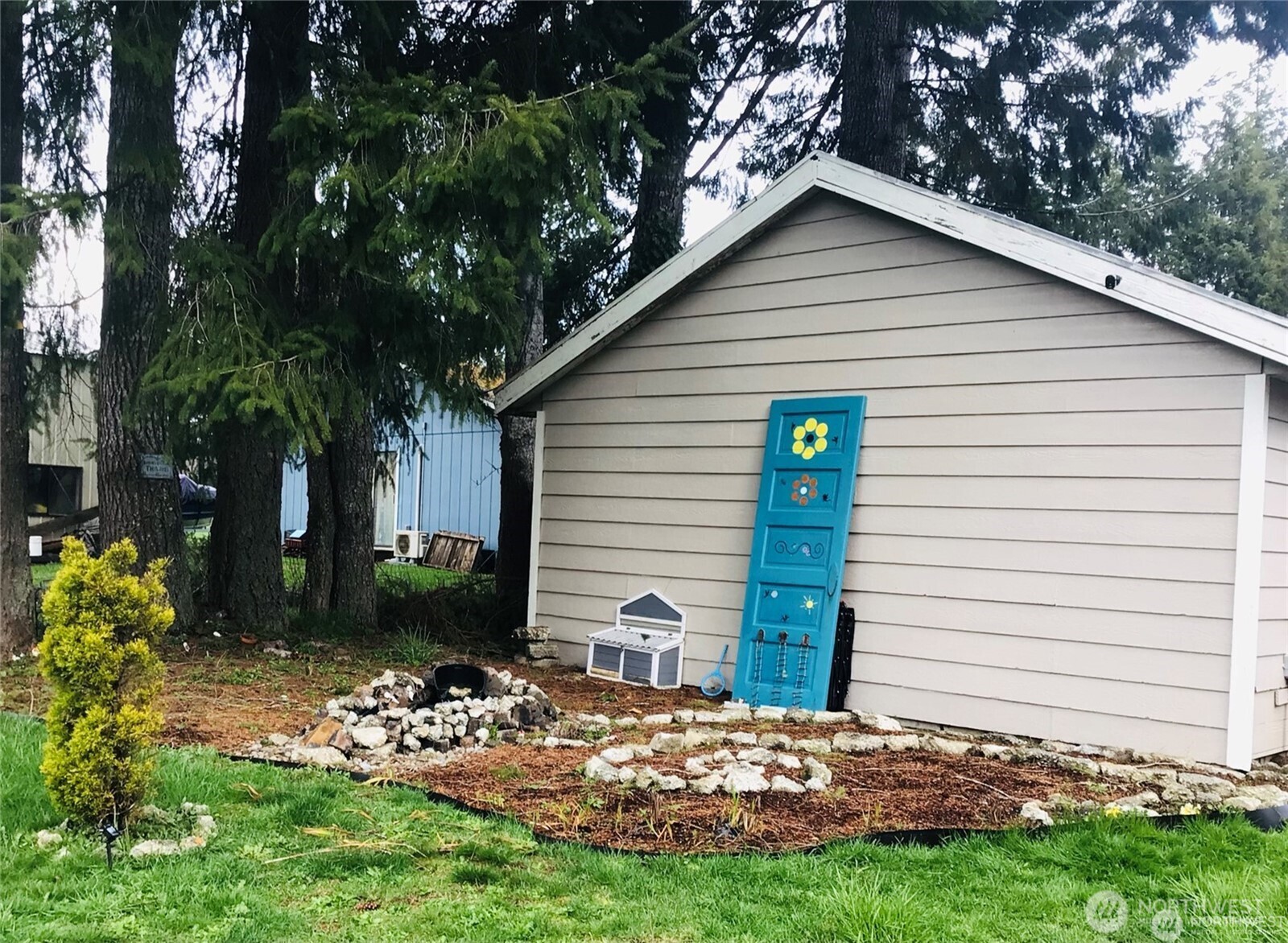609 Hill Road Aberdeen, WA 98520 - Photo 36 of 38 a view of a backyard with plants and large tree