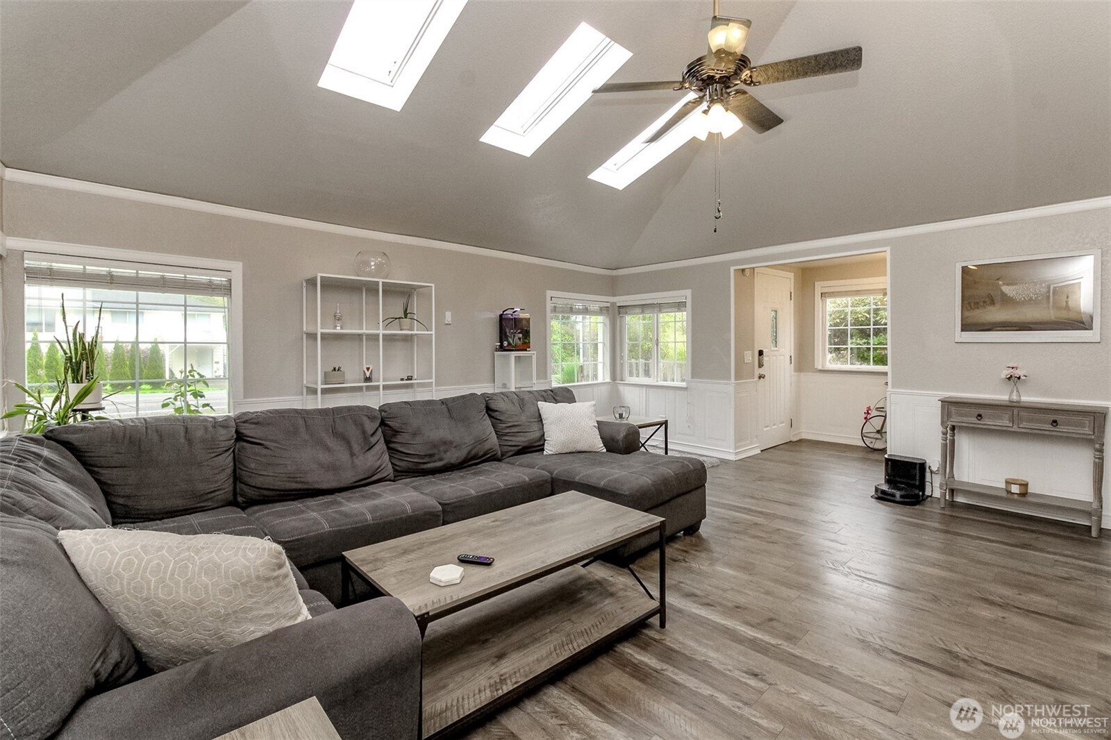 609 Hill Road Aberdeen, WA 98520 - Photo 5 of 38 a living room with furniture and a flat screen tv