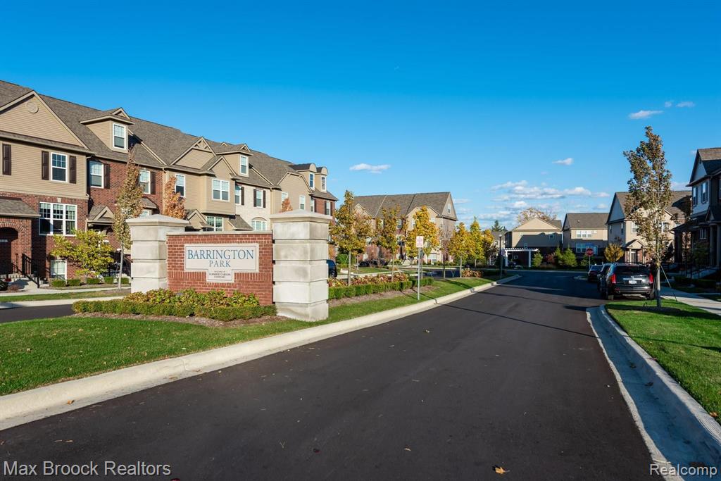 330 Glenhurst Boulevard Rochester Hills, MI 48307 - Photo 3 of 24