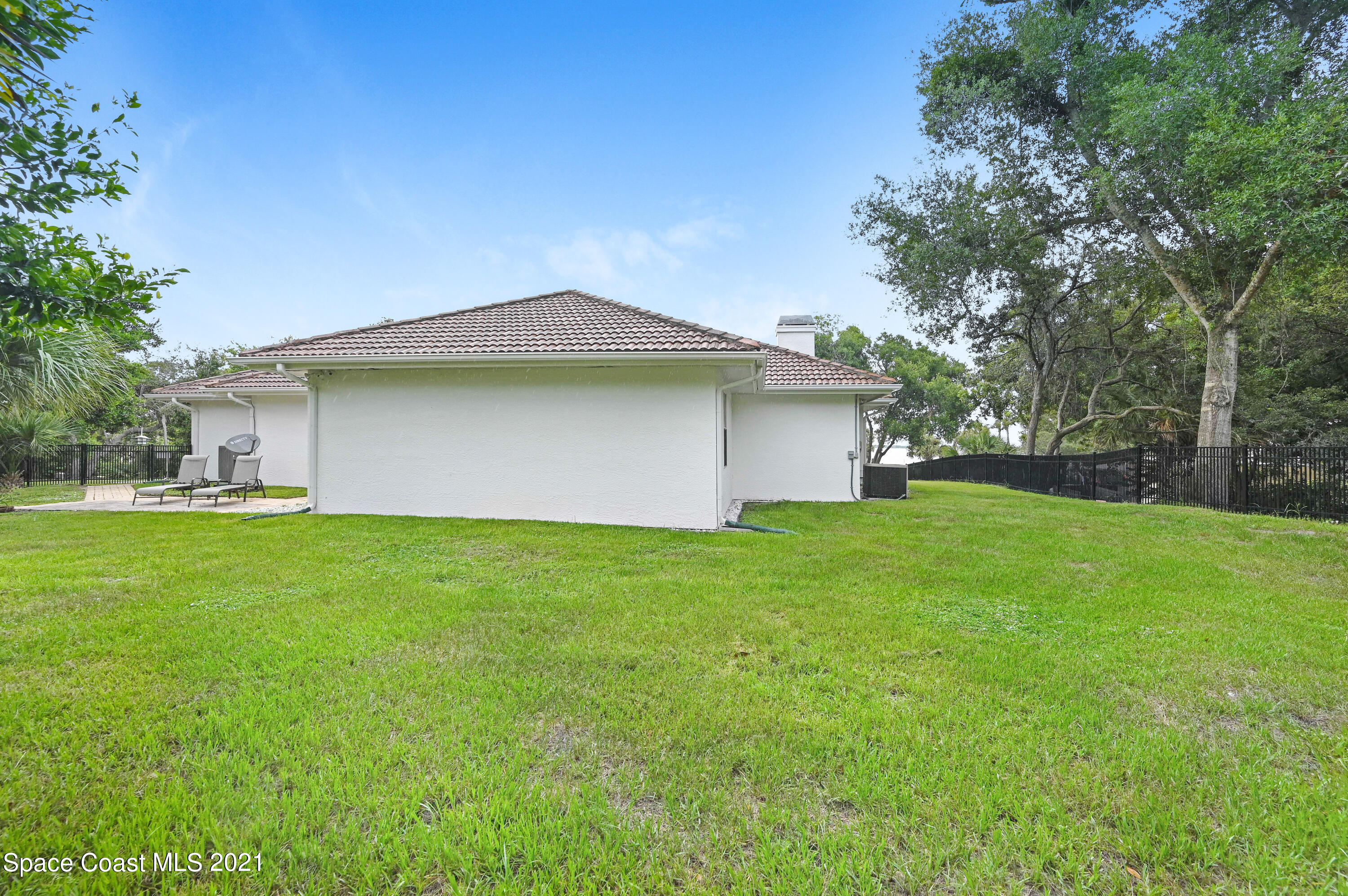 4601 Indian River Drive Cocoa, FL 32927 - Photo 45 of 51 a backyard of a house with plants and large tree