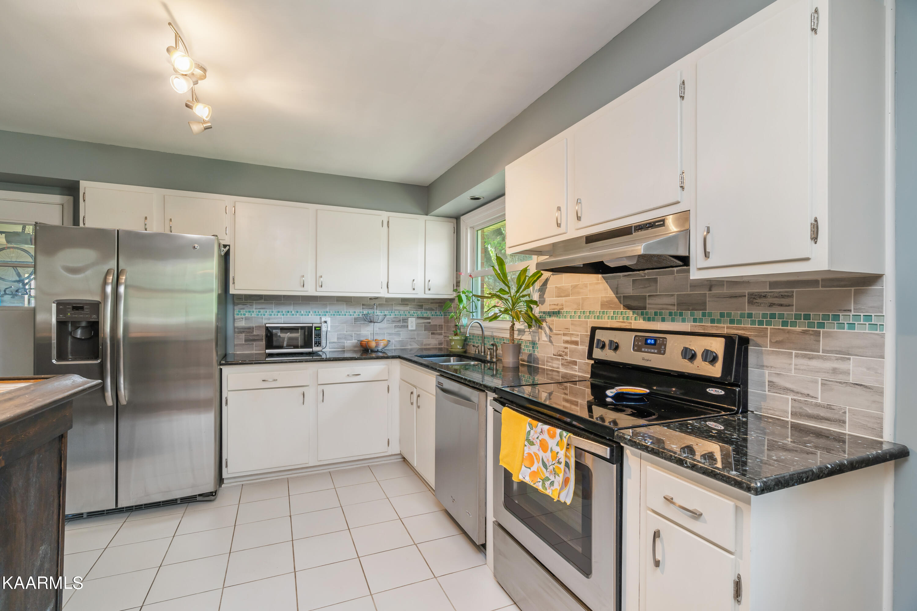 4029 Sullivan Road Knoxville, TN 37921 - Photo 12 of 33 Kitchen with Granite and SS Appliances
