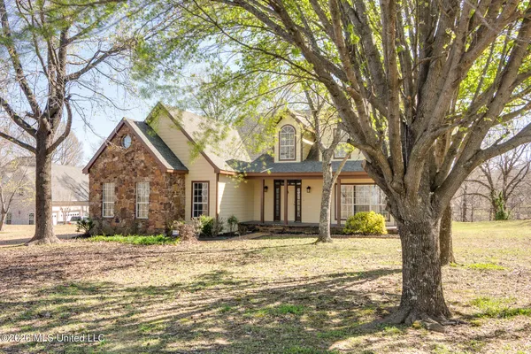 $374,800 | 440 Blue Lake Drive, Lake Cormorant, MS 38641
