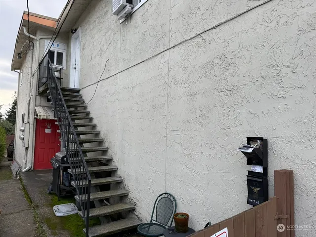 $1,275,000 | 323 North 105th Street, Seattle, WA 98133