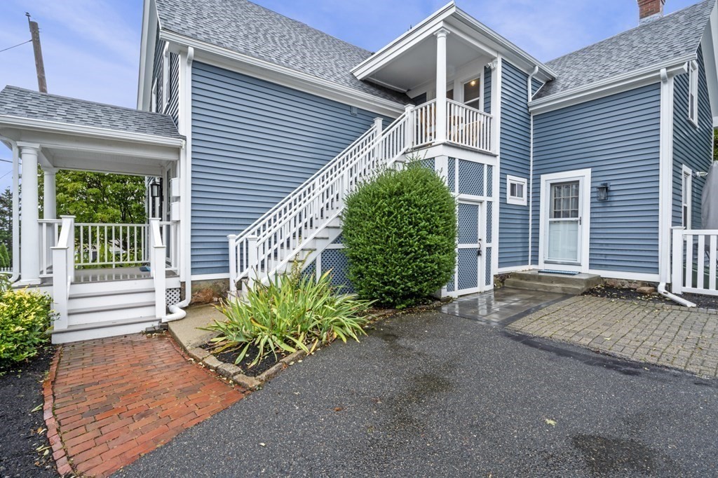 18 King Street, Unit 1 Swampscott, MA 01907 - Photo 25 of 27 a house with a entryway