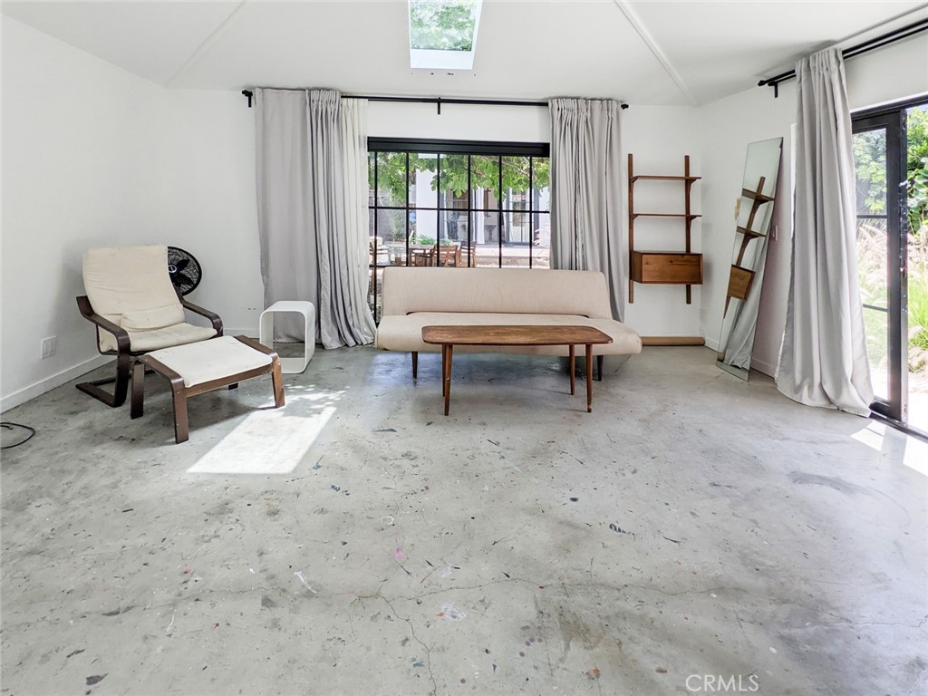 1113 Amoroso Place Venice, CA 90291 - Photo 18 of 28 No furniture in here.