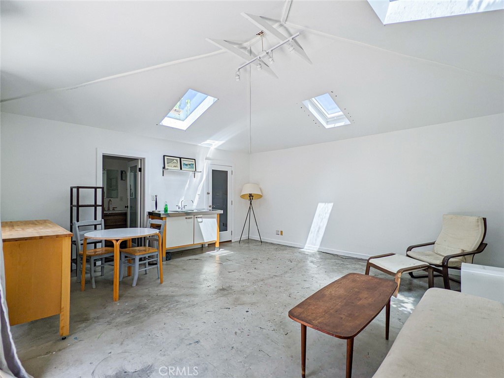 1113 Amoroso Place Venice, CA 90291 - Photo 19 of 28 No furniture in here. Closet in the back.