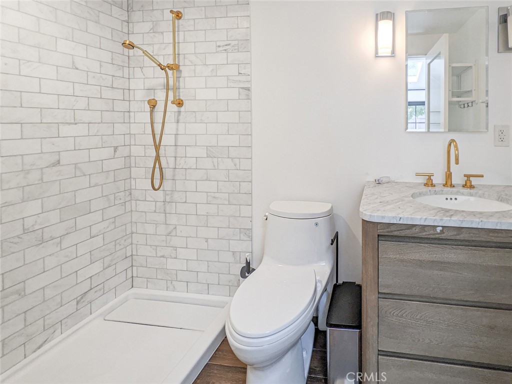 1113 Amoroso Place Venice, CA 90291 - Photo 20 of 28 Guest house 3/4 bath.