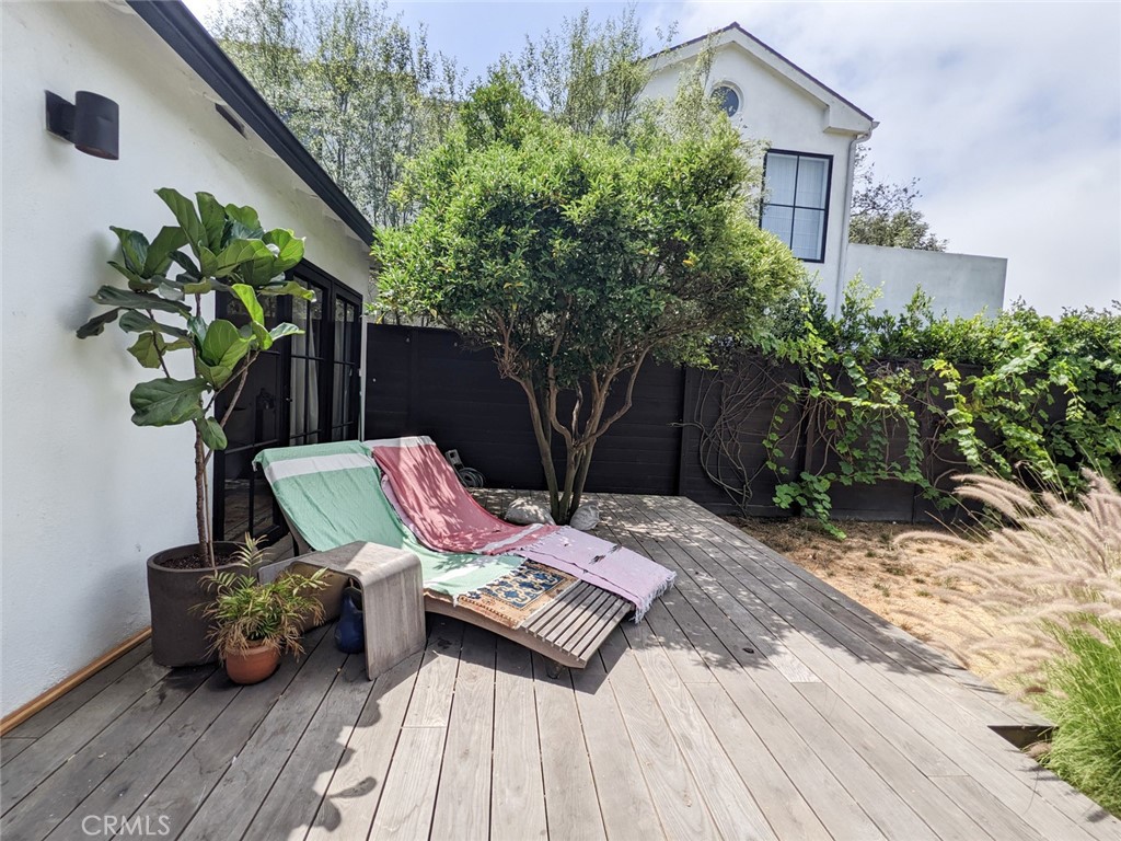 1113 Amoroso Place Venice, CA 90291 - Photo 23 of 28 Included 2 chaise lounge chairs.