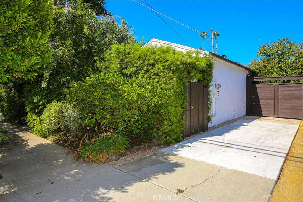 1113 Amoroso Place Venice, CA 90291 - Photo 25 of 28 Driveway parking