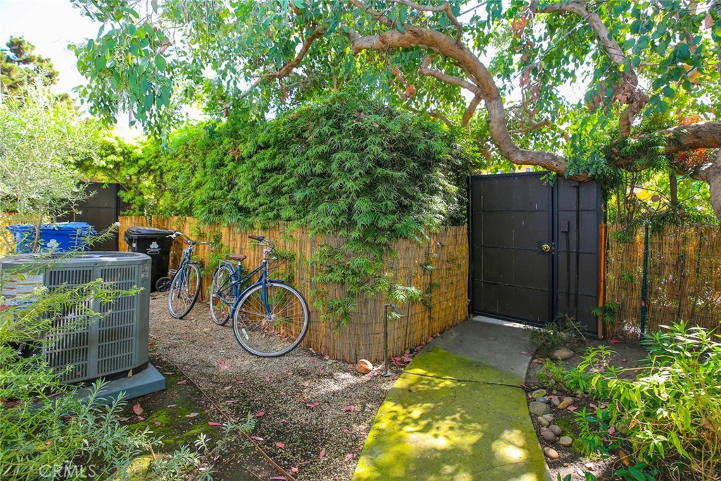 1113 Amoroso Place Venice, CA 90291 - Photo 26 of 28 Front yard