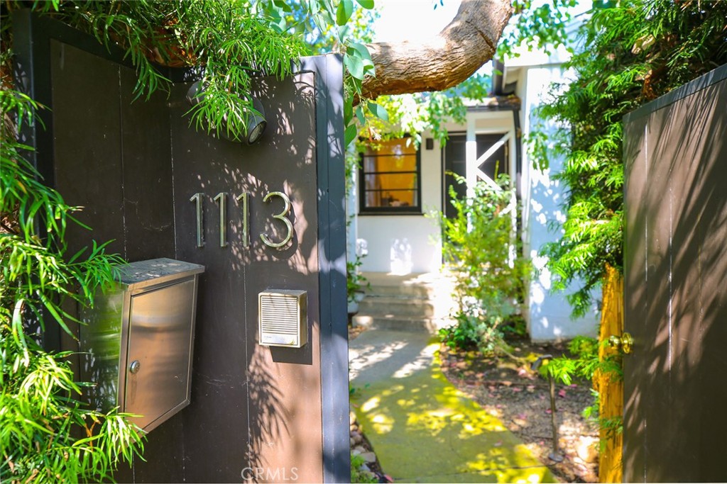 1113 Amoroso Place Venice, CA 90291 - Photo 28 of 28 Front yard entrance