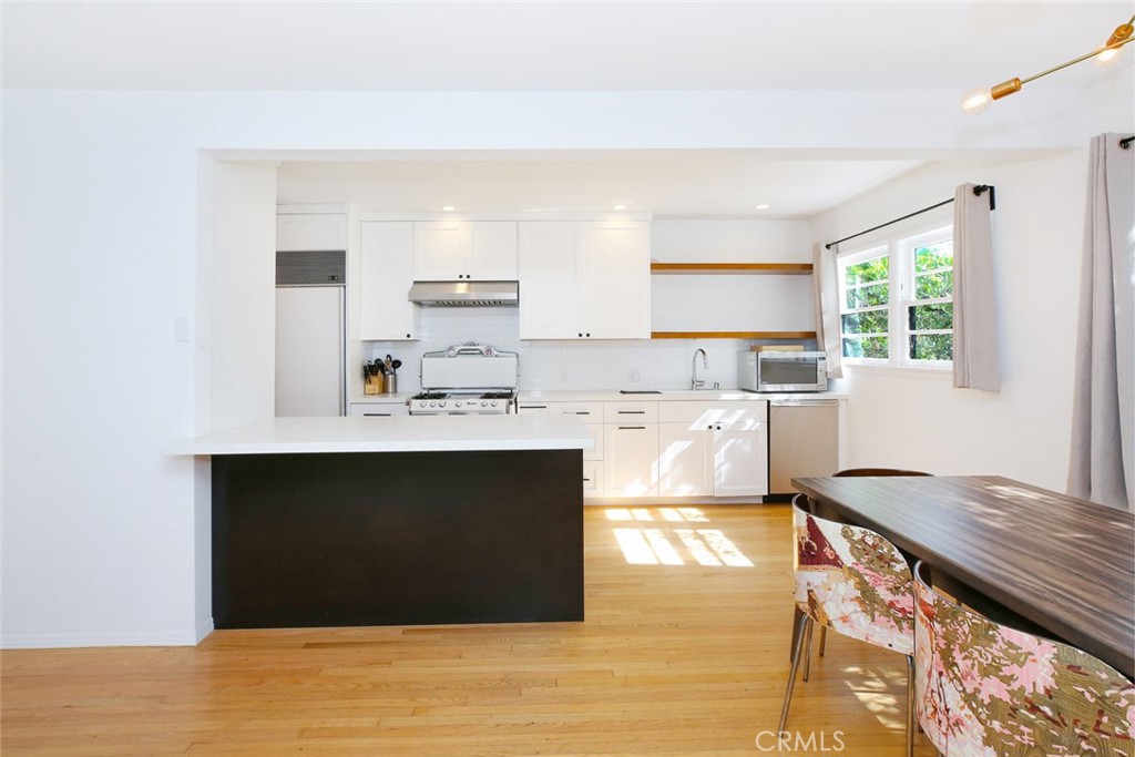 1113 Amoroso Place Venice, CA 90291 - Photo 5 of 28 Table included.