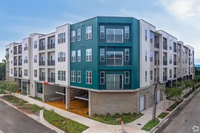 $950 | 596 West 9th Street, Unit 309, Dallas, TX 75208