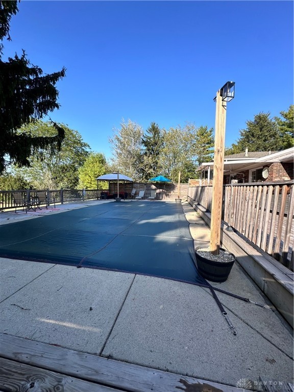 4100 Dayton Springfield Road Springfield, OH 45502 - Photo 59 of 69 Solar pool lighting stays